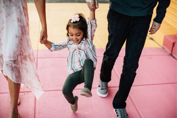 Child with her parents